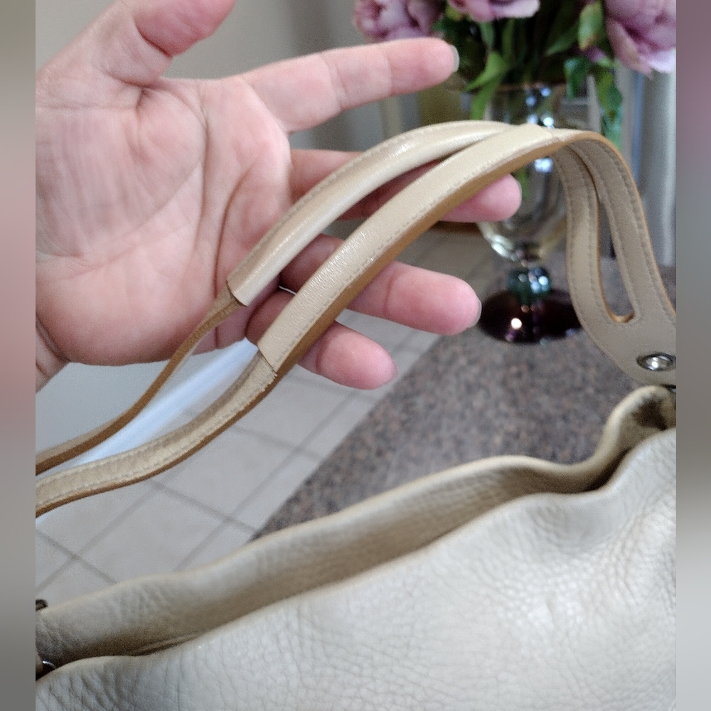 Coach East West Tassel Pebble leather beige Shoulder bag - Picture 6 of 17